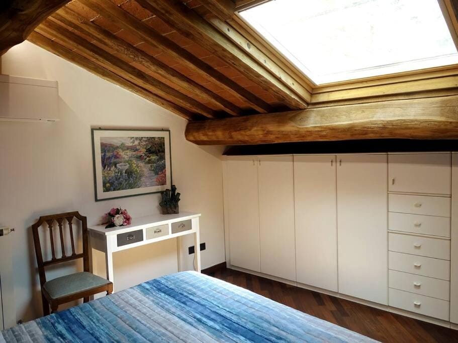 Photo of the whole room, Bedroom, hair dresser, wardrobe