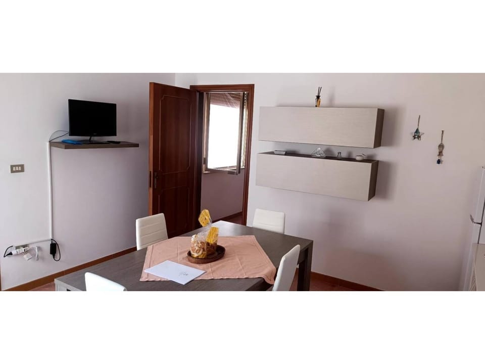 Restaurant/places to eat, Communal lounge/ TV room, Seating area, Dining area