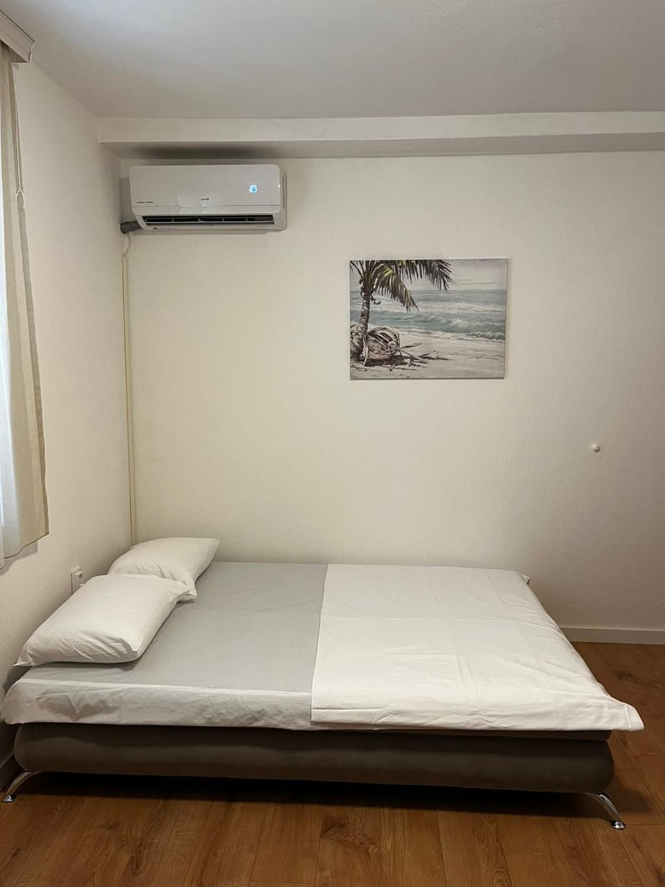 Bed, Photo of the whole room, air conditioner