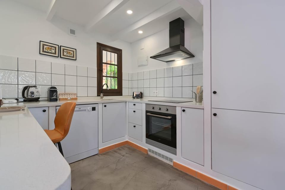 Kitchen or kitchenette, Dining area, dishwasher, minibar, pet friendly, stove, toaster