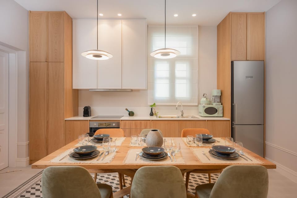 Kitchen or kitchenette, Dining area