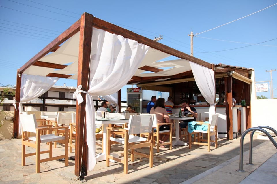 Restaurant/places to eat, Coffee/tea facilities, Lounge or bar