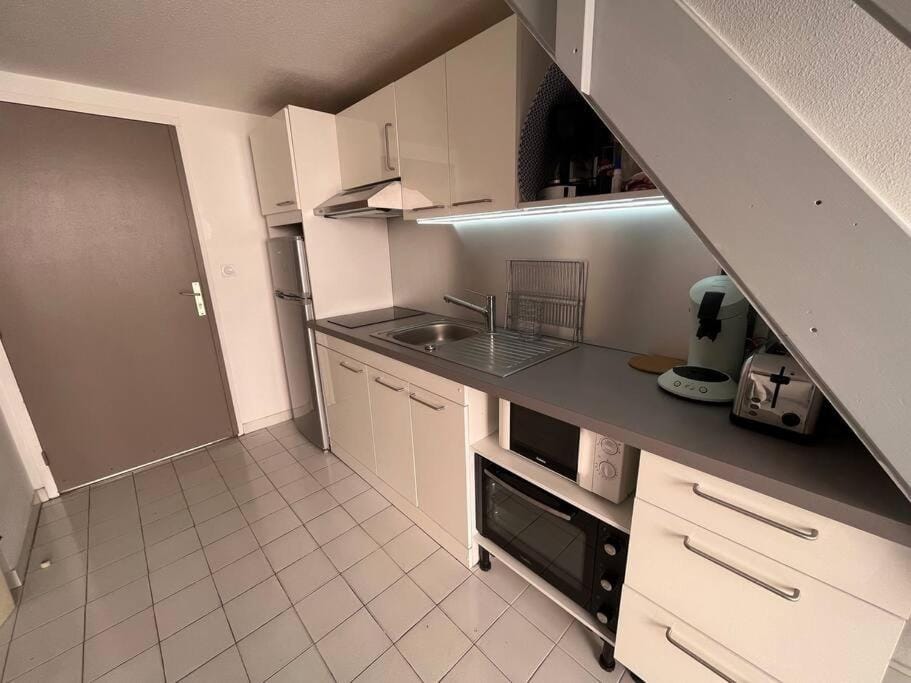 Kitchen or kitchenette