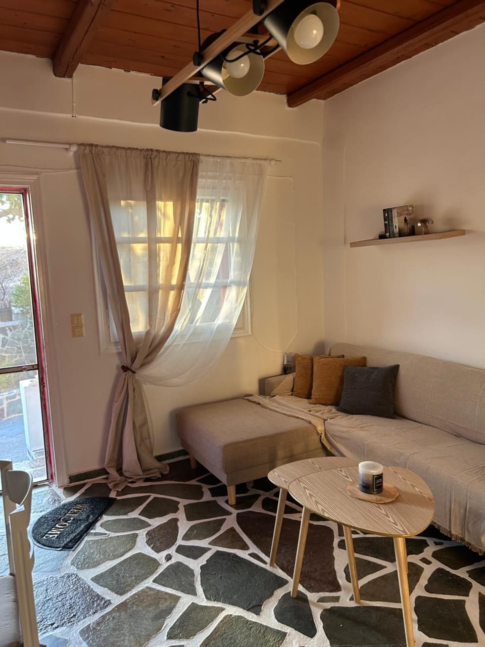 red guesthouse House in Kea-Kythnos