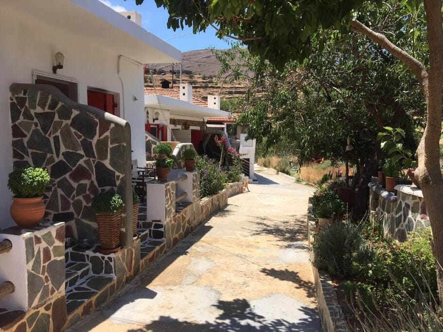 red guesthouse House in Kea-Kythnos