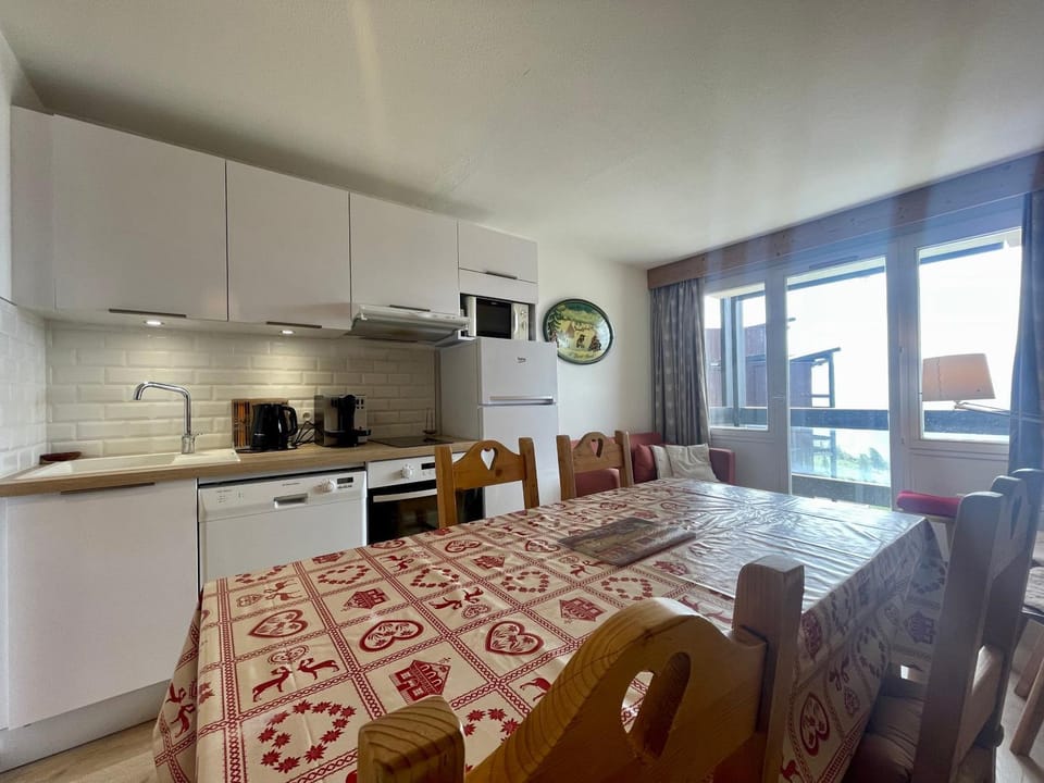 Coffee/tea facilities, Kitchen or kitchenette, Dining area, dishwasher, oven