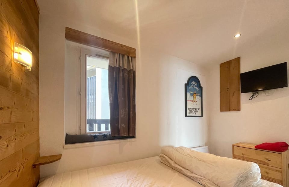 Bed, TV and multimedia, Bedroom