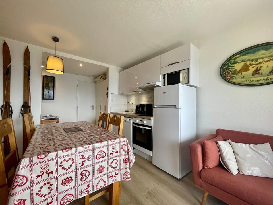 Living room, Dining area, oven, stove