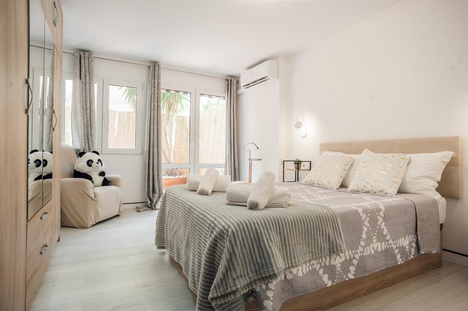 Bed, Bedroom, towels