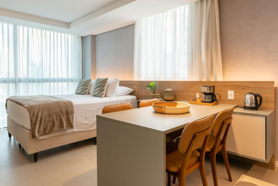 Bed, Coffee/tea facilities, Dining area, Bedroom