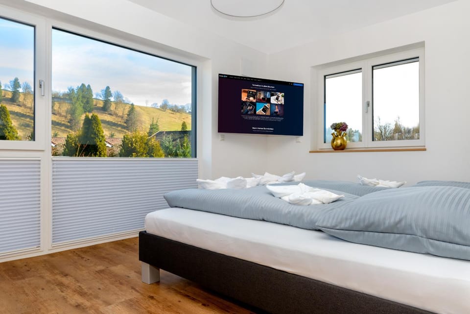 Bed, TV and multimedia, Photo of the whole room, Bedroom, towels