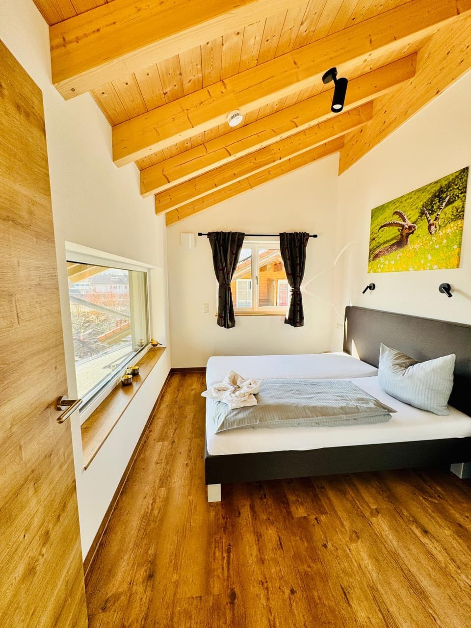 Photo of the whole room, Bedroom