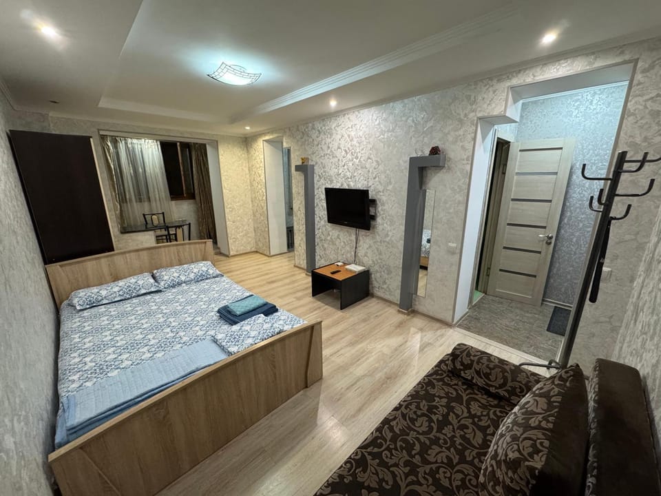 Bed, TV and multimedia, Living room, Photo of the whole room, Bedroom, wardrobe