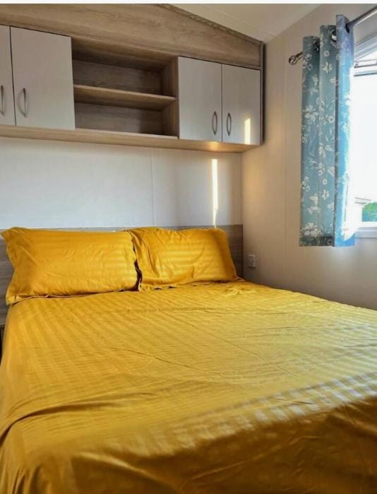 8 berth caravan,pet friendly. Campground/ 
RV Resort in Chichester