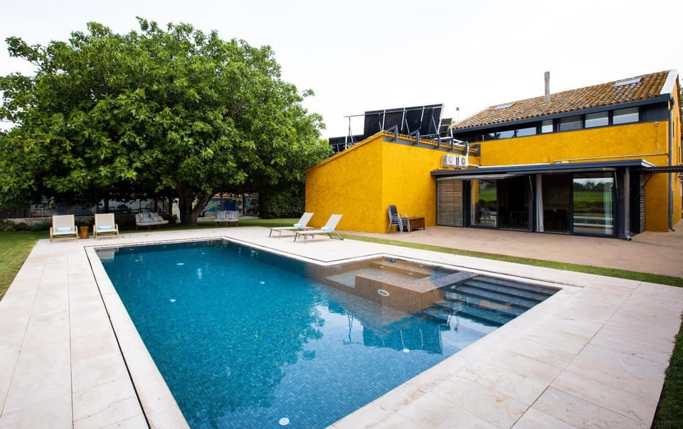 Property building, Garden, Pool view, Swimming pool, sunbed
