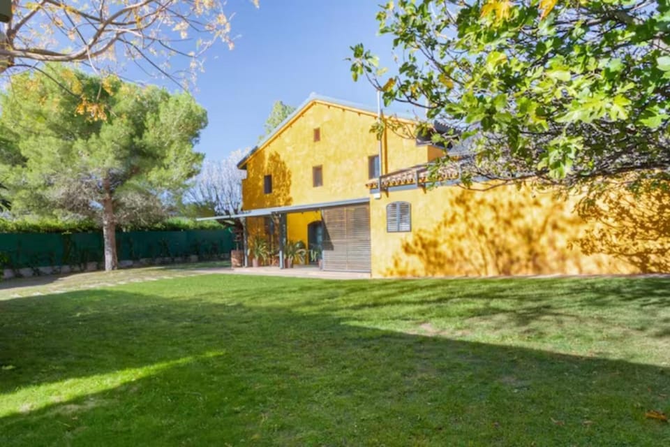 Facade/entrance, Natural landscape, Garden, Garden, Garden view