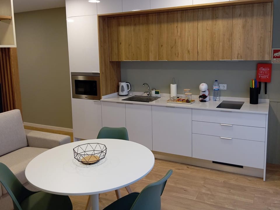 Kitchen or kitchenette, Dining area, minibar