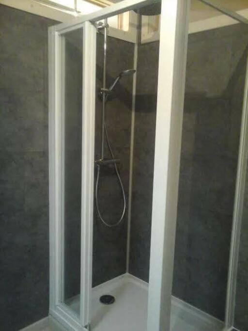 Appartement Le Carlina 22B -MERCI DE LIRE TOUT ET disposition des chambres pour éviter une mauvaise note - Ce nest PAS un Hôtel - MINIMUM 5 nuits - sans le linge de maison - Vue sur le Criou - Sil y a de la place sur le parking, vous pouvez vous y garer Apartment in Samoëns