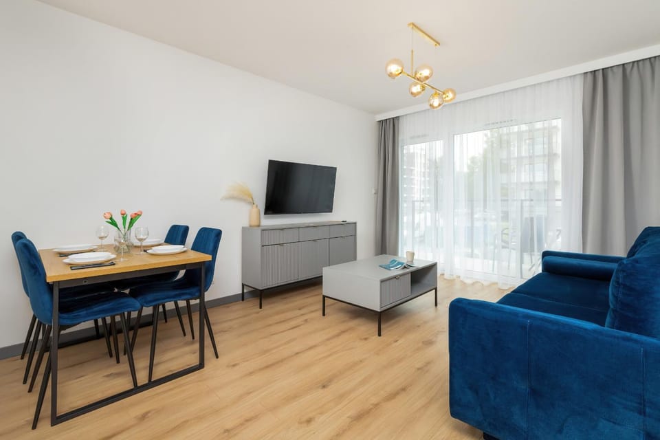 TV and multimedia, Living room, Seating area, Dining area, Evening entertainment