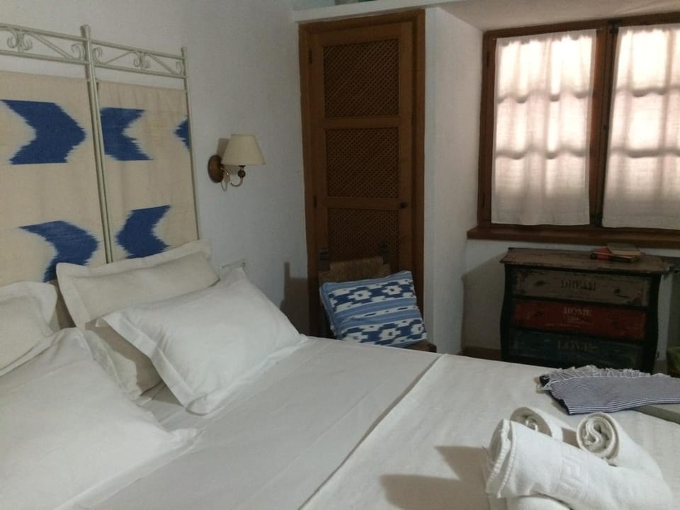 Bed, Photo of the whole room, Decorative detail, Decorative detail, Bedroom