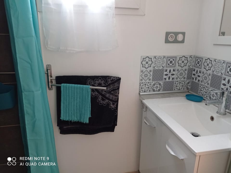 Bathroom, towels