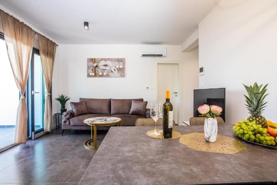 Apartman sa prekrasnim pogledom,potpuno opremljen za 4 osobe Apartment in Podstrana