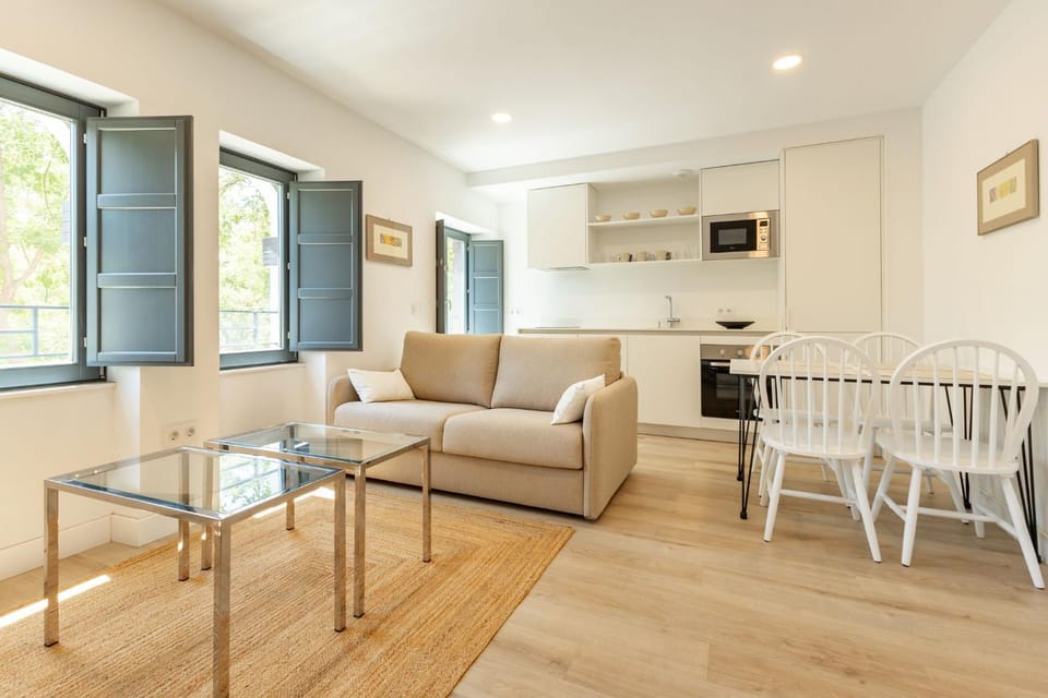 TV and multimedia, Kitchen or kitchenette, Living room, Seating area, Dining area