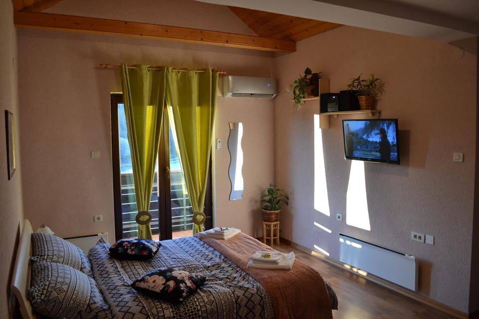 Bed, TV and multimedia, Bedroom, towels