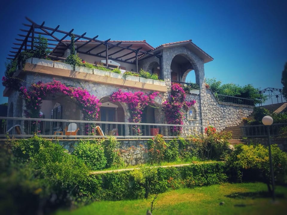 Facade/entrance, Balcony/Terrace