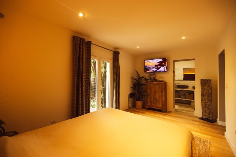 Bed, TV and multimedia, Photo of the whole room, Bedroom