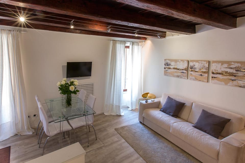 Day, Dining area