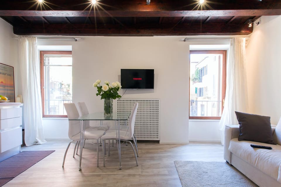 Day, Dining area