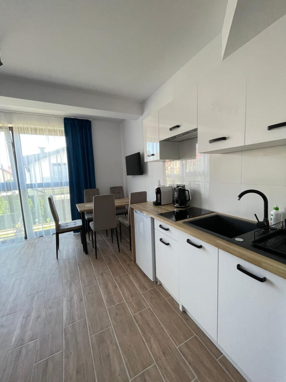 Kitchen or kitchenette, minibar, stove