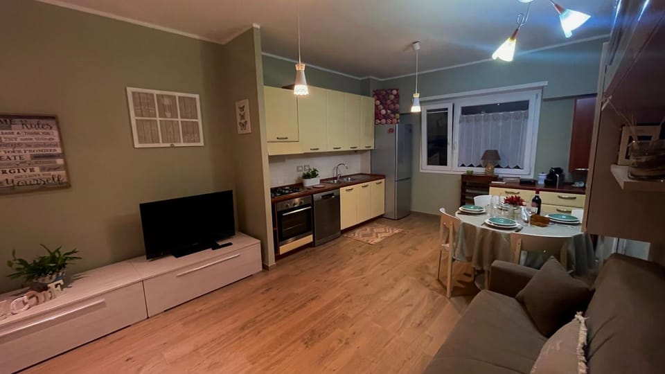 Communal lounge/ TV room, TV and multimedia, Kitchen or kitchenette, Living room, Seating area, Dining area, Evening entertainment, pet friendly, stove