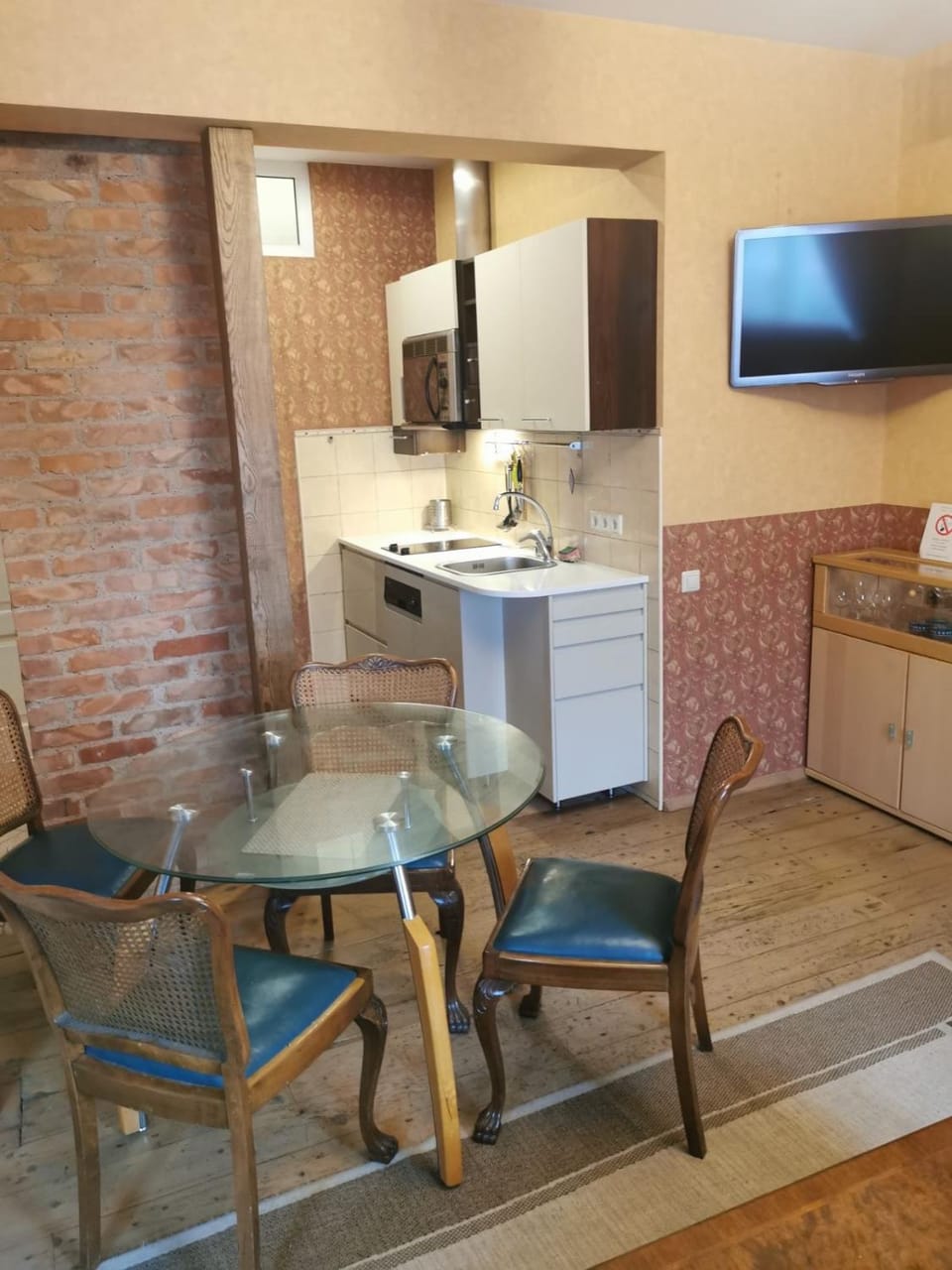 Kitchen or kitchenette, Dining area, stove