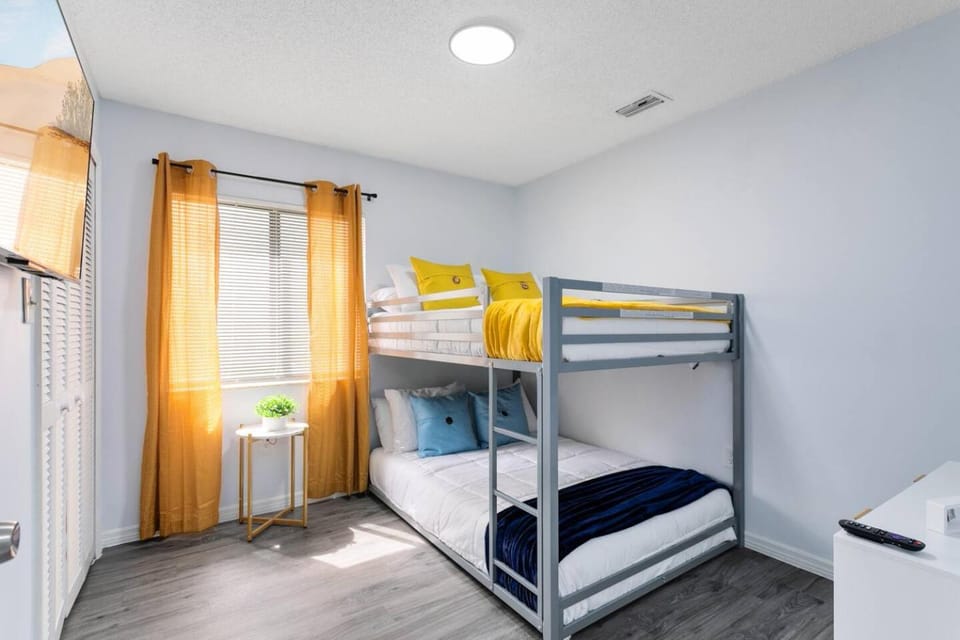 Bed, Photo of the whole room, Bedroom, bunk bed, towels