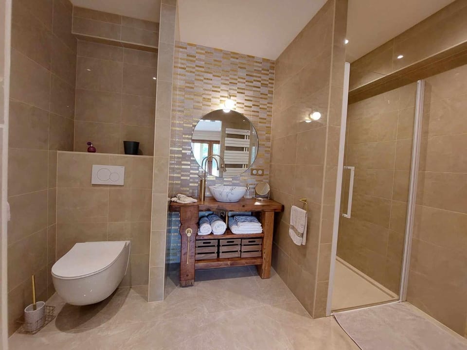 Shower, Toilet, Bathroom, towels