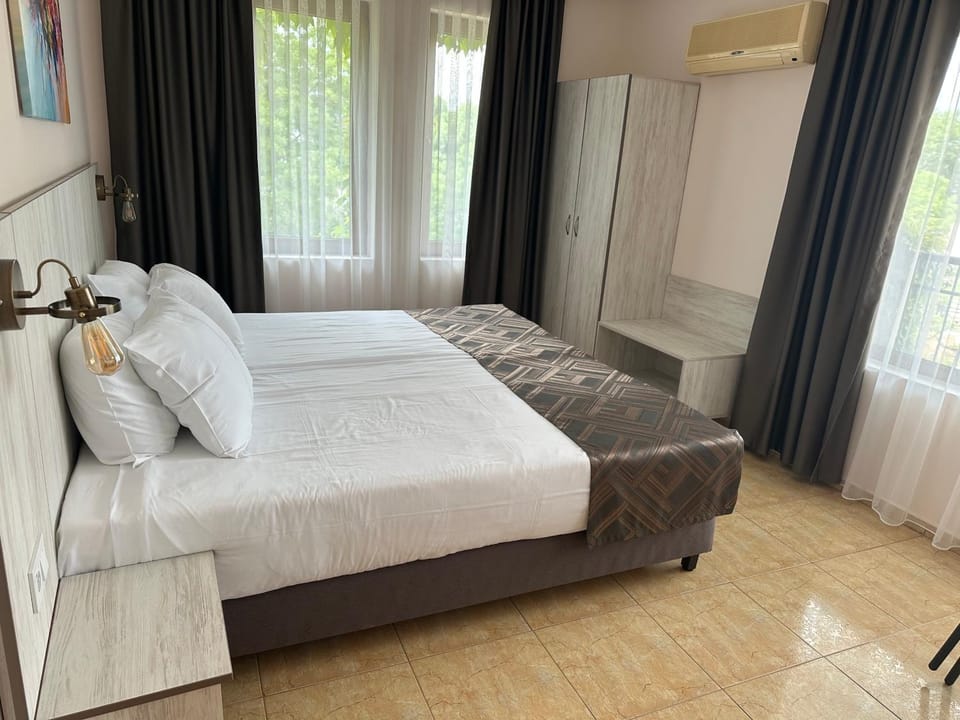 Bed, Photo of the whole room, Bedroom