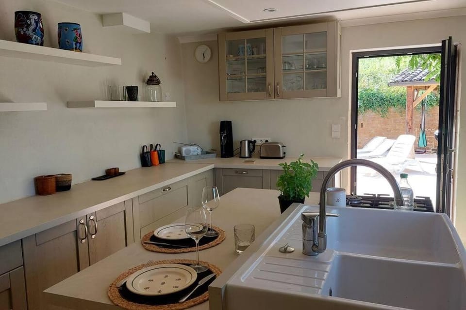 Chambre avec cuisine, vue et piscine privée au cœur du Beaujolais House in Auvergne-Rhône-Alpes
