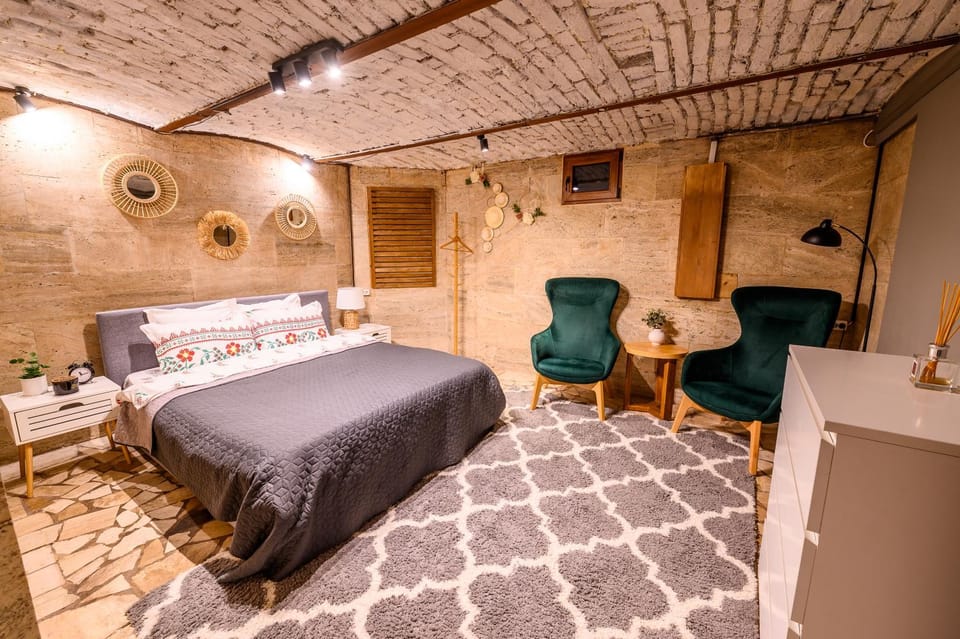 Bed, Photo of the whole room, Seating area, Bedroom