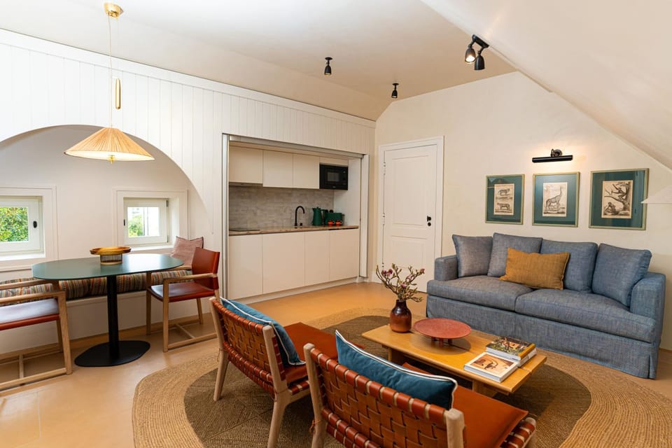 Kitchen or kitchenette, Living room, Seating area, Dining area
