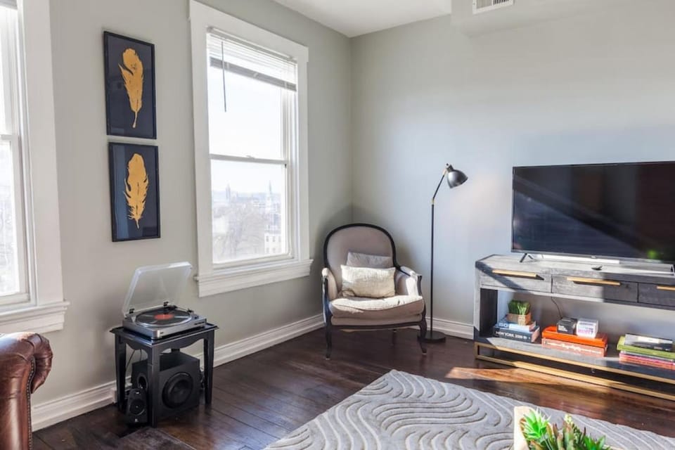 OTR Penthouse Walk Everywhere FREE Parking Apartment in Over The Rhine