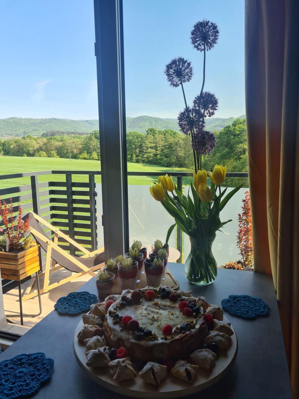 Natural landscape, View (from property/room), Balcony/Terrace, Dining area, Mountain view