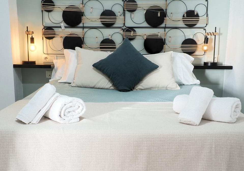 Bed, Bedroom, towels