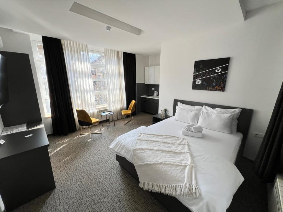 Bed, TV and multimedia, Living room, Photo of the whole room, Seating area, Bedroom