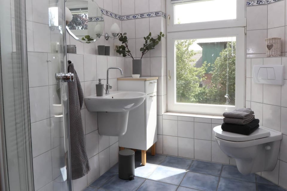 Shower, Toilet, Bathroom, towels