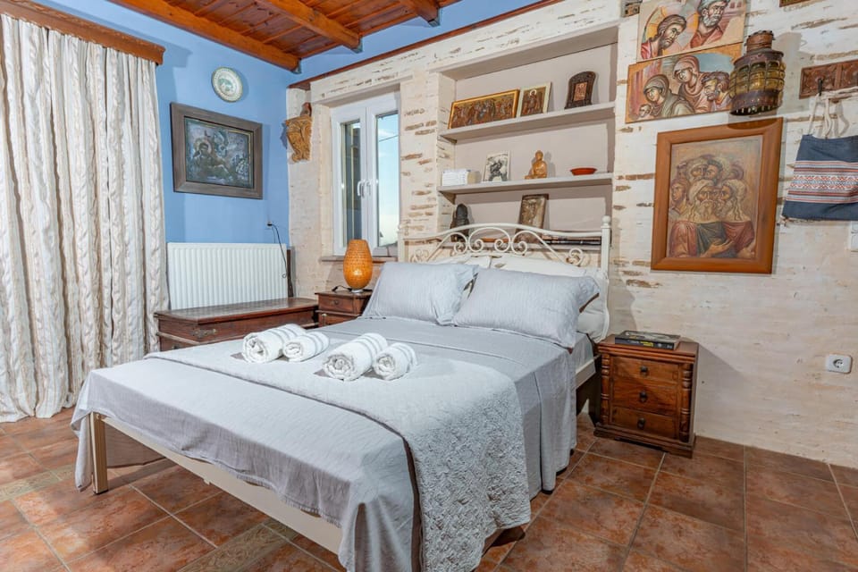 Bed, Photo of the whole room, Decorative detail, Bedroom, towels