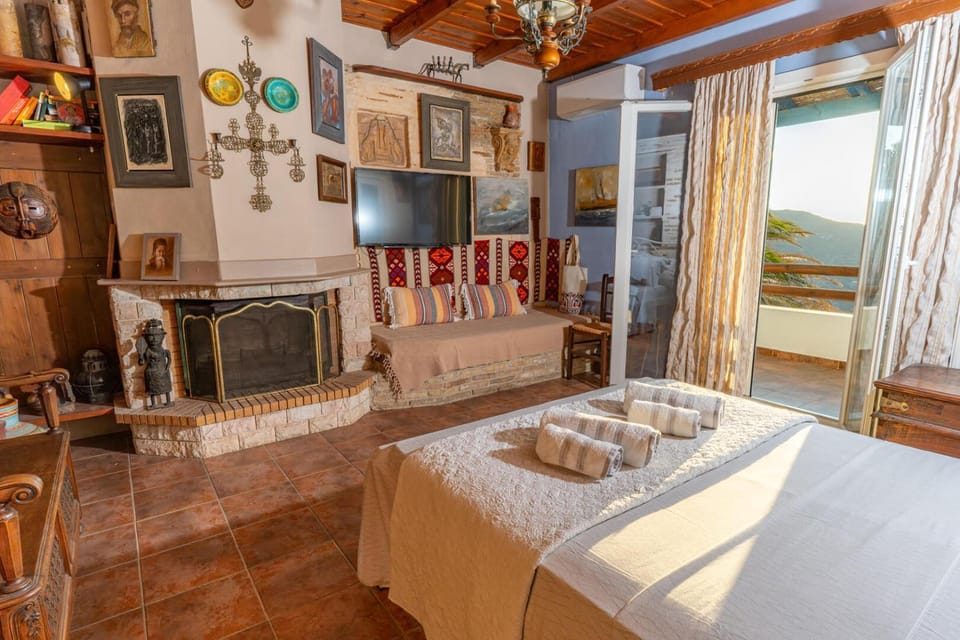 Bed, View (from property/room), Photo of the whole room, Decorative detail, Bedroom, fireplace