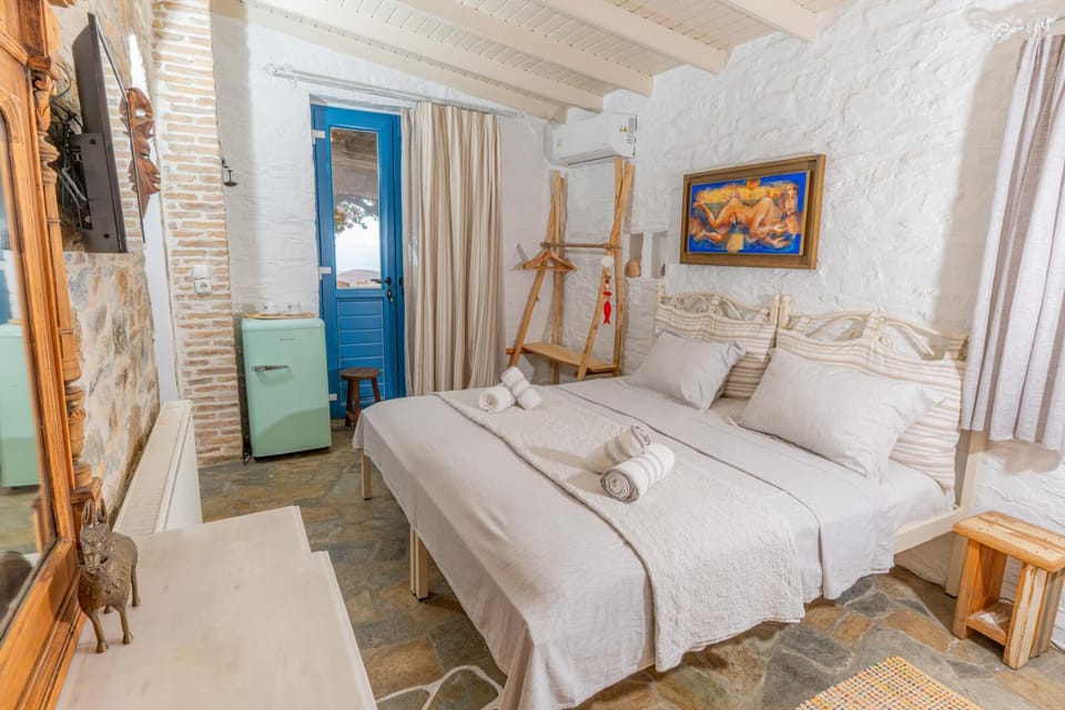 Bed, TV and multimedia, Photo of the whole room, Decorative detail, Bedroom, towels