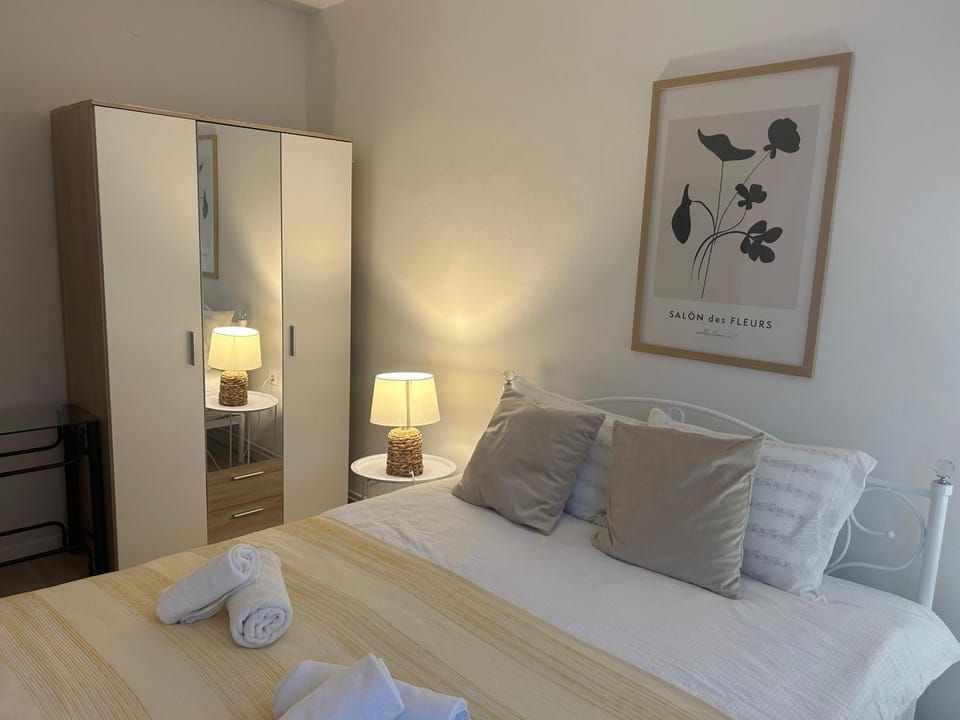 Bed, Bedroom, towels, wardrobe